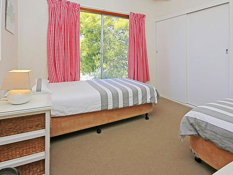 REST ASHORE At MOLLYMOOK - Accommodation Yamba 2