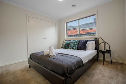Spacious Lovely Home In Point Cook - Accommodation Yamba 7