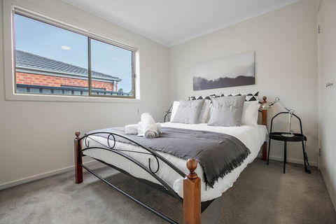 Spacious Lovely Home In Point Cook - Accommodation Yamba 2