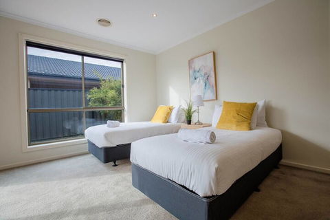 Spacious Lovely Home In Point Cook - Accommodation Yamba 1