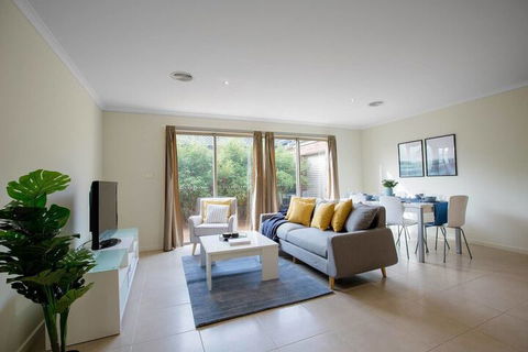 Spacious Lovely Home In Point Cook - Accommodation Yamba 4