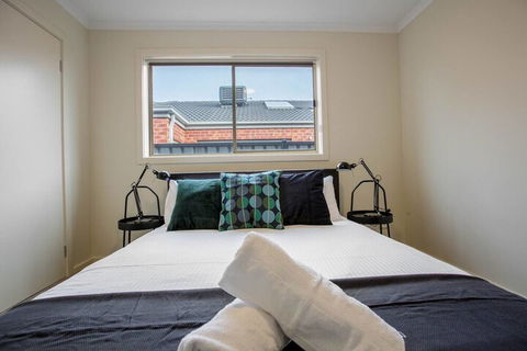 Spacious Lovely Home In Point Cook - Accommodation Yamba 6