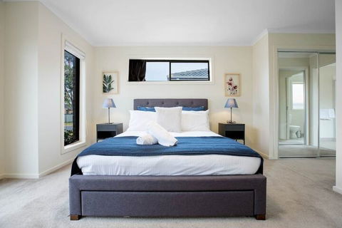 Spacious Lovely Home In Point Cook - Accommodation Yamba 3