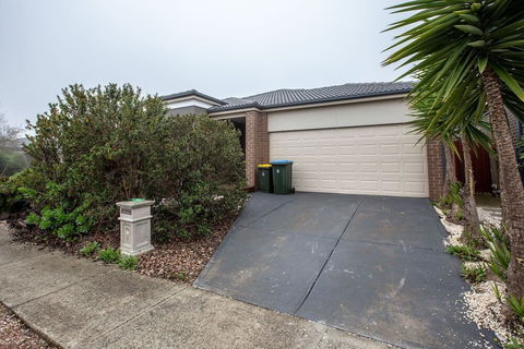 Gorgeous 4BR Home In Point Cook - Accommodation Yamba 6