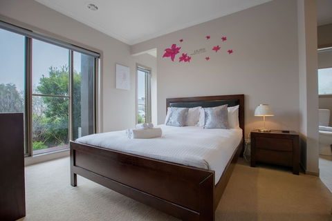 Gorgeous 4BR Home In Point Cook - Accommodation Yamba 3