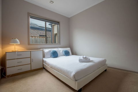 Gorgeous 4BR Home In Point Cook - Accommodation Yamba 1