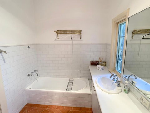 123 Hill St. Heart Of Orange Double Brick - Accommodation Yamba 2