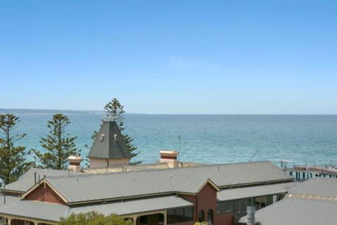 POINT GREY APARTMENT 2 Ocean VIews With Wifi - Accommodation Yamba 3