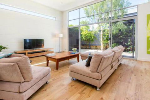 PALM COURT RETREAT MORNINGTON - Accommodation Yamba 0