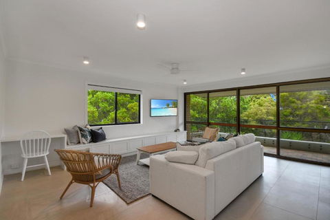 BEAUTIFULLY RENOVATED OCEANSIDE APARTMENT Lamer 9 - Accommodation Yamba 6