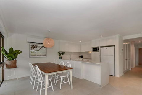 BEAUTIFULLY RENOVATED OCEANSIDE APARTMENT Lamer 9 - Accommodation Yamba 3