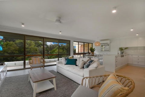 BEAUTIFULLY RENOVATED OCEANSIDE APARTMENT Lamer 9 - Accommodation Yamba 2