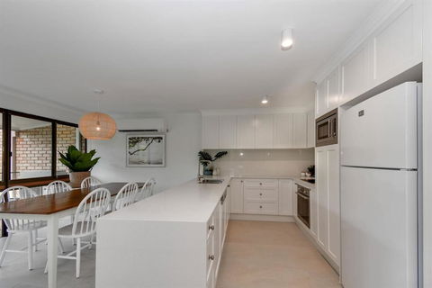 BEAUTIFULLY RENOVATED OCEANSIDE APARTMENT Lamer 9 - Accommodation Yamba 1