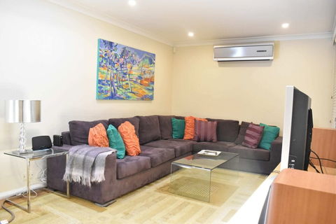 Modern 2 Bedroom Unit Close To CBD - Accommodation Yamba 3