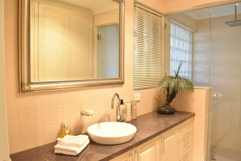 Modern 2 Bedroom Unit Close To CBD - Accommodation Yamba 0