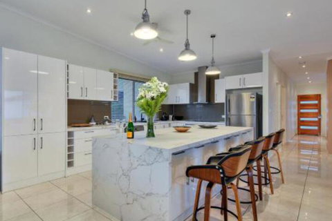 Luxury Darwin City Lights Jacuzzi Central Location Large House New Furnishings - Accommodation Yamba 3