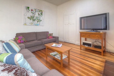 Youngs Cottage Circa: 1861 - Accommodation Yamba 2