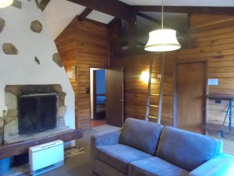 Retro 2 Bedroom & 2 Loft Apartment - Accommodation Yamba 3