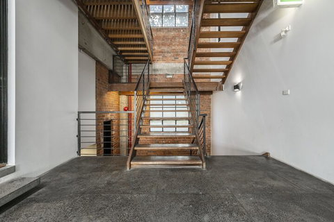 Fabulous Fitzroy Converted Warehouse - Accommodation Yamba 3