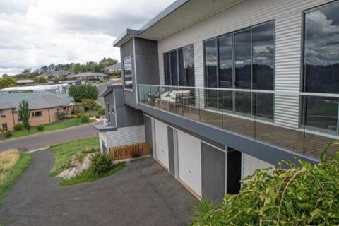 Five Bed Five Bath Five Star View 2 Mins To CBD Wentworth Estate - Accommodation Yamba 5
