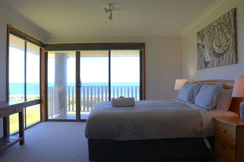 Augusta Beachfront Accommodation - Accommodation Yamba 5