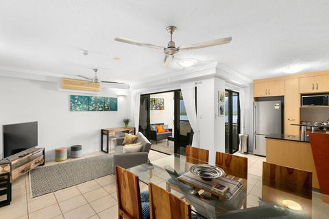 Chic City Apartment W Waterfront Views - Accommodation Yamba 6