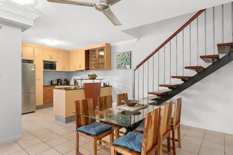 Chic City Apartment W Waterfront Views - Accommodation Yamba 4