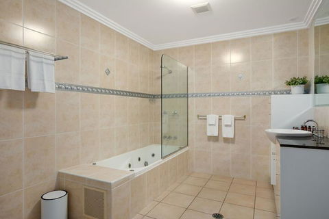 Chic City Apartment W Waterfront Views - Accommodation Yamba 5
