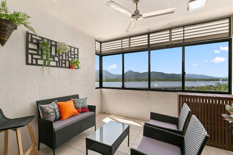 Chic City Apartment W Waterfront Views - Accommodation Yamba 7
