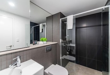 Accommodate Canberra Midnight Apartments - Accommodation Yamba 6