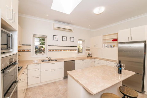 Hillside Cottage ? Comfy Spacious Walk To CBD & Stannies - Accommodation Yamba 5