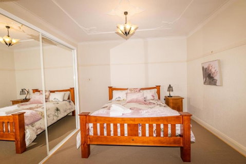 Hillside Cottage ? Comfy Spacious Walk To CBD & Stannies - Accommodation Yamba 2