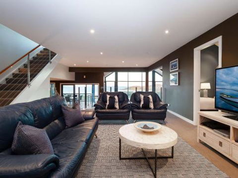 Venabu On Garuwa 20 Garuwa Street Spectacular House With Fabulous Views - Accommodation Yamba 3