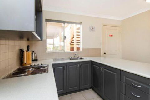 Lakeside Holiday Apartments - Accommodation Yamba 7