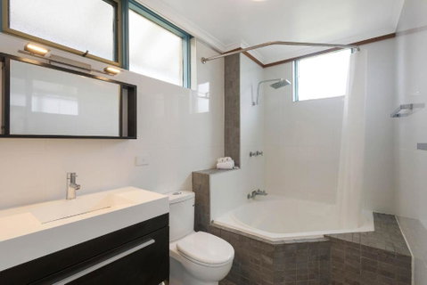 Whalevue Unit 2 - Accommodation Yamba 4