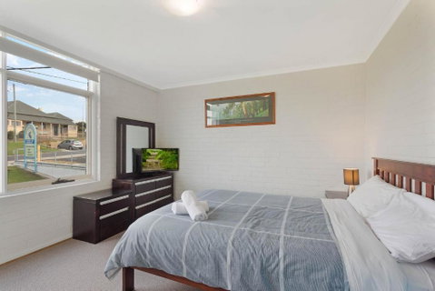 Whalevue Unit 2 - Accommodation Yamba 2