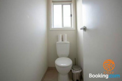 109Cozy Cranbourne Family House5Bed2Bath2Parking - Accommodation Yamba 2