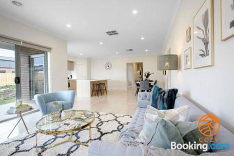 109Cozy Cranbourne Family House5Bed2Bath2Parking - Accommodation Yamba 6