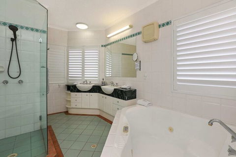 PRTFINO Ultimate Penthouse - Accommodation Yamba 5