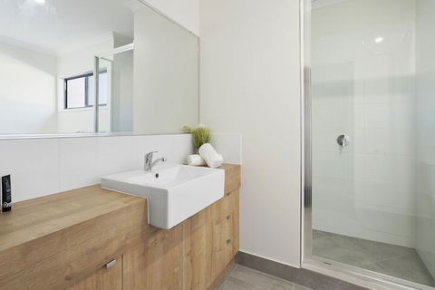 WHITSUNDAY Spacious & Comfortable Moments From Picturesque Boardwalk - Accommodation Yamba 3