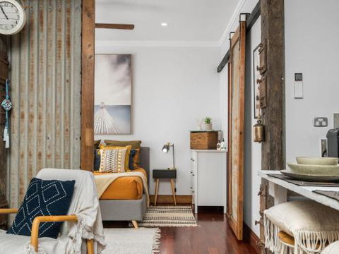 Black Beauty Studio - Accommodation Yamba 0