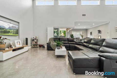 Wentworth Estate 5 Bedroom Luxury Home Sleeps 12 - Accommodation Yamba 3