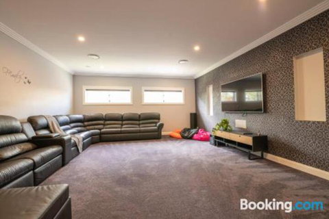 Wentworth Estate 5 Bedroom Luxury Home Sleeps 12 - Accommodation Yamba 0