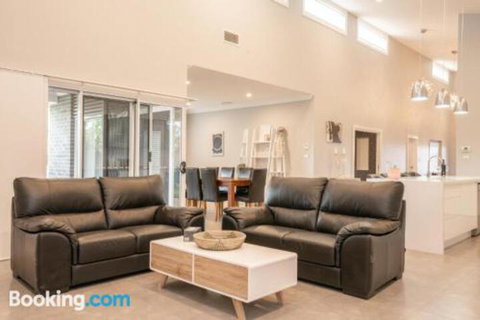Wentworth Estate 5 Bedroom Luxury Home Sleeps 12 - Accommodation Yamba 4