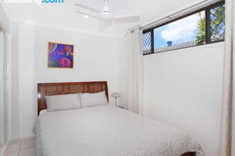 Schirrmann 56 Four Bedroom Home On Canal With Pool Pontoon Aircon & WiFi! - Accommodation Yamba 4