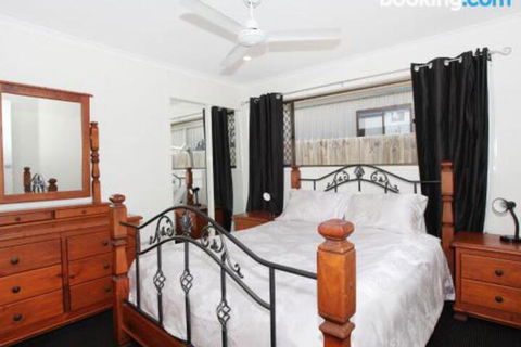 Schirrmann 56 Four Bedroom Home On Canal With Pool Pontoon Aircon & WiFi! - Accommodation Yamba 2