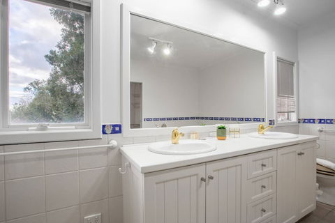 Lots Love Life Garden View Amazing Five Bedrooms - Accommodation Yamba 5