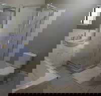 Queen Room With Airport Transfers Or Car Rental - Accommodation Yamba