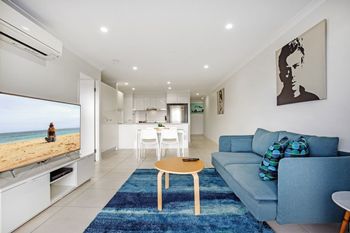 Cotton Tree Modern Apartment - Accommodation Yamba 2