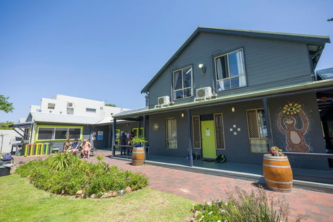 Dunsborough Beachouse YHA Backpackers - Accommodation Yamba 0